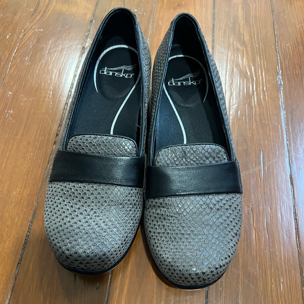 Dansko loafers. Grey “snakeskin” with black detail. Size 37. Extreme comfort